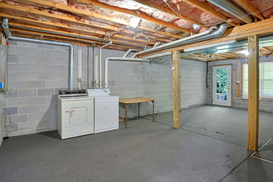 Building Photo - 213 Copperfield Ln