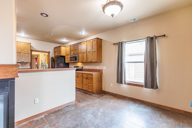 Building Photo - Roomy 4 bedroom Home with Beautiful Mounta...