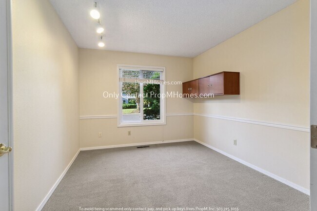 Building Photo - Spacious Three Bedroom Home in Desirable Charbonneau!
