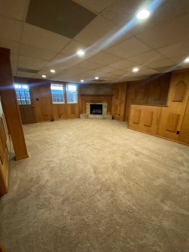 Building Photo - Spacious townhome by Peaks View Park