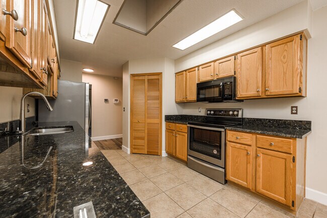 Building Photo - 1523 Poplar Dr