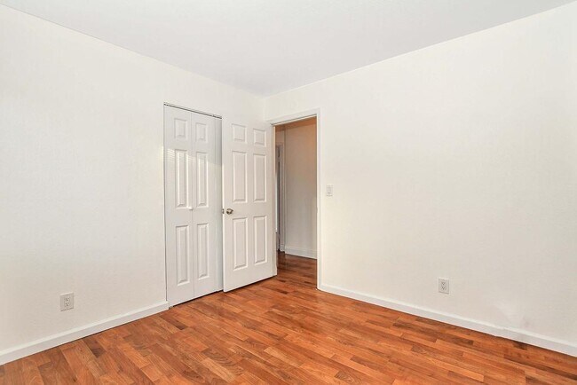 Building Photo - 805 Hawk Ct