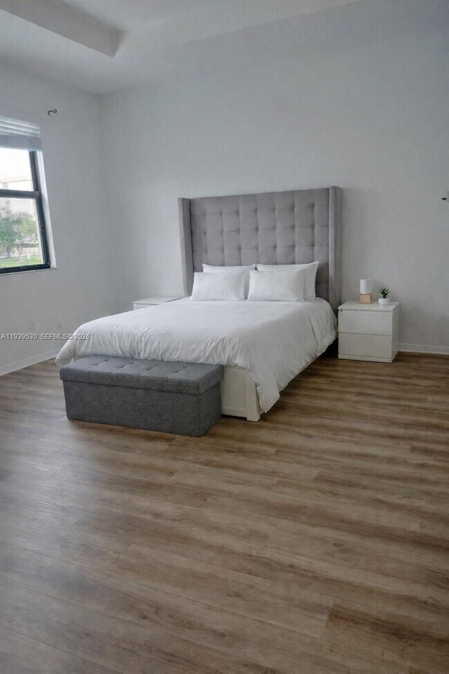 Building Photo - 909 NE 193rd Terrace