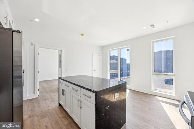 Building Photo - 1350 N Front St