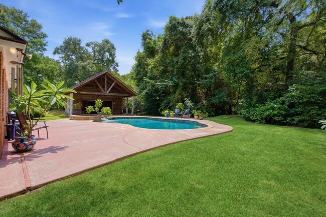 Building Photo - 223 Pin Oak Ln