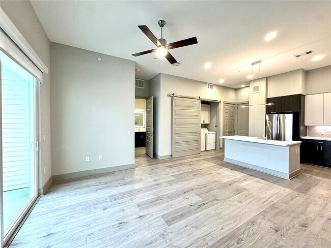 Primary Photo - 401 W 25th St