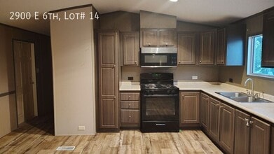 Building Photo - 2900 E 6th Ave