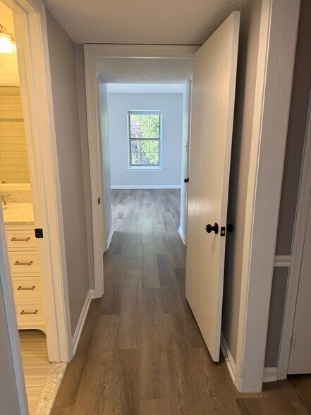 Building Photo - 3121 Patrick Henry Dr