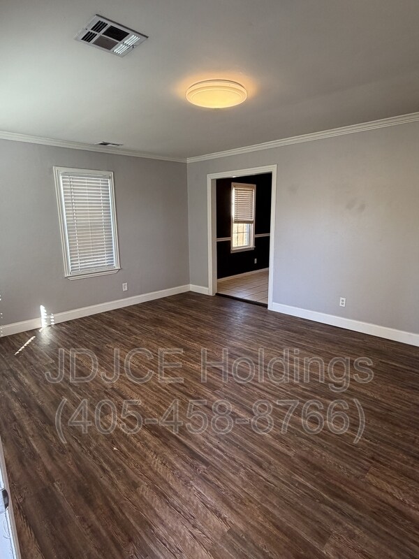 Building Photo - 906 N Lilac Ln