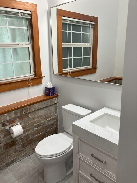 Large mirror opens up space - 2039 Valence St