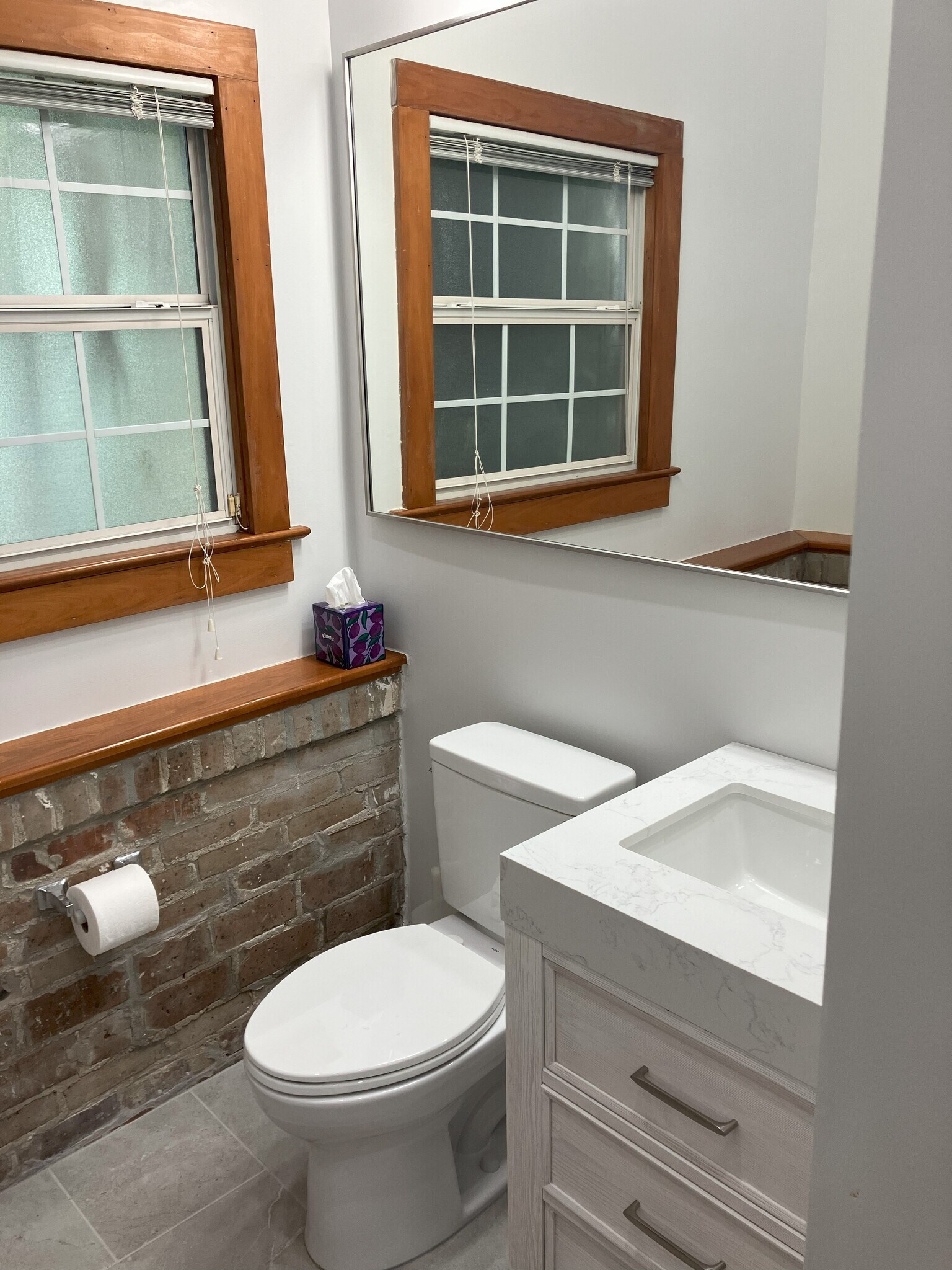 Large mirror opens up space - 2039 Valence St