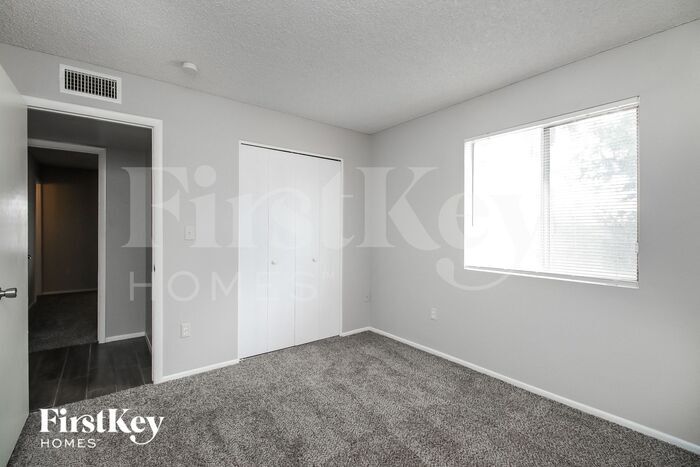 Building Photo - 5909 S Palm Dr