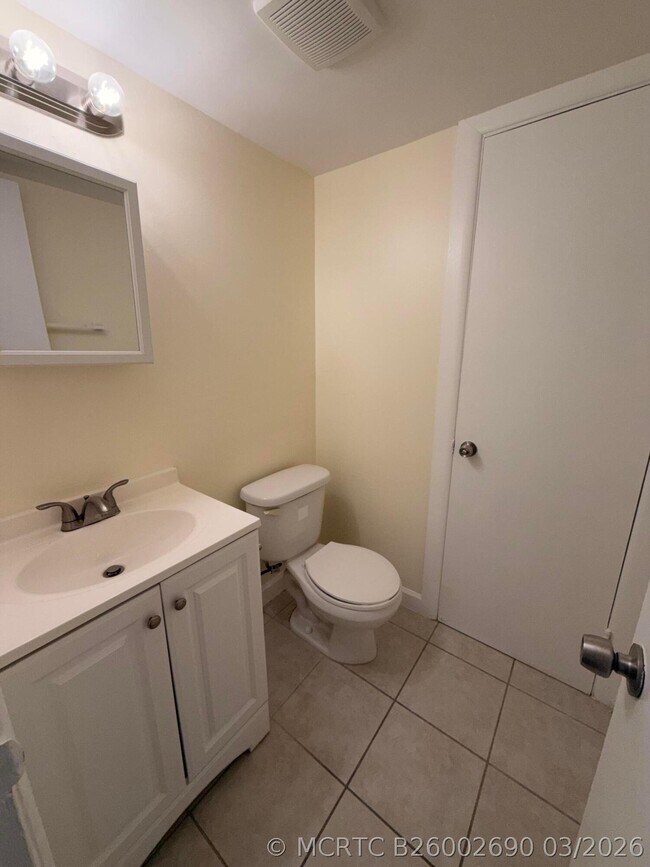 Building Photo - 1505 Crescent Cir