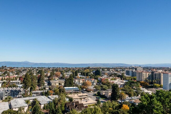 Building Photo - Gorgeous 2 Bed / 2 Bath Top Floor Condo wi...