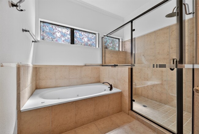 Building Photo - 5305 Lillian St