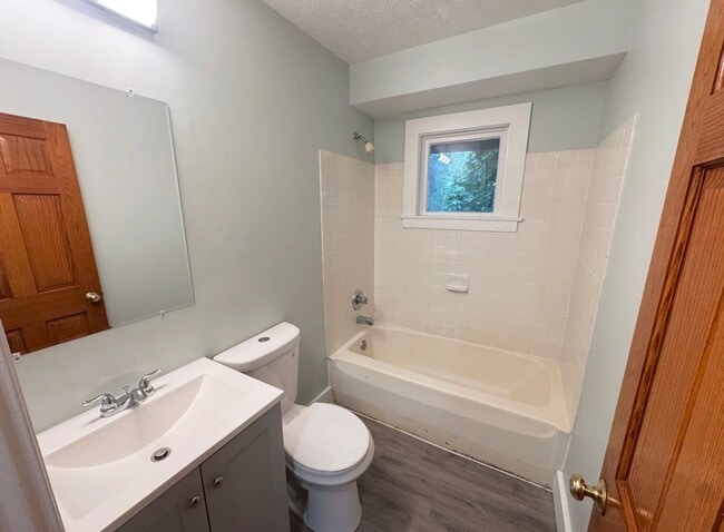Building Photo - Three Bedroom Duplex Near Garfield Park!