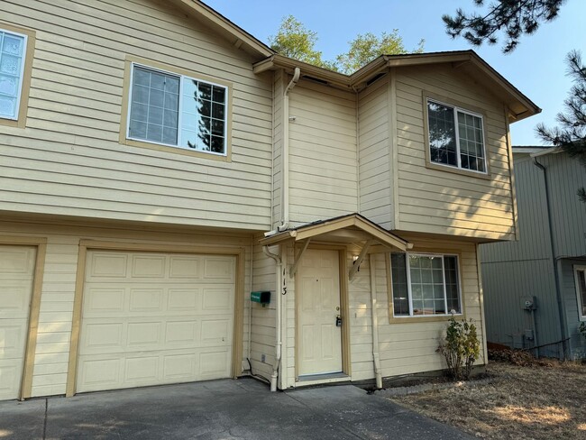 Building Photo - Updated 3 bedroom 2 bath duplex! MOVE IN S...