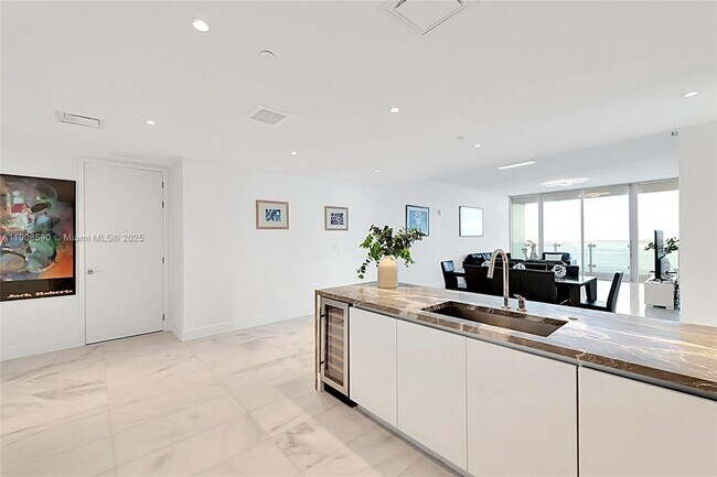 Building Photo - 700 NE 26th Terrace