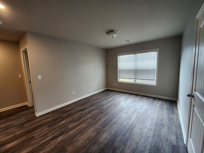 Building Photo - 5 Bedroom 3 Bath 2 Car Garage in Forsyth C...