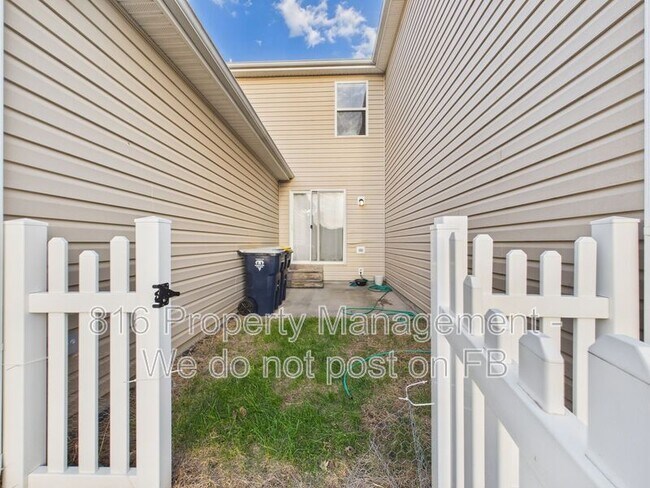 Building Photo - 8164 Drury Ave