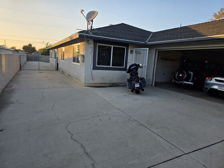 Building Photo - 625 N Angeleno Ave