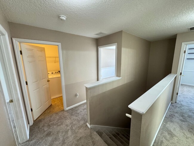 Building Photo - 5 Bedroom Townhome in Avalon Park! TESLA CHARGER INCLUDED!