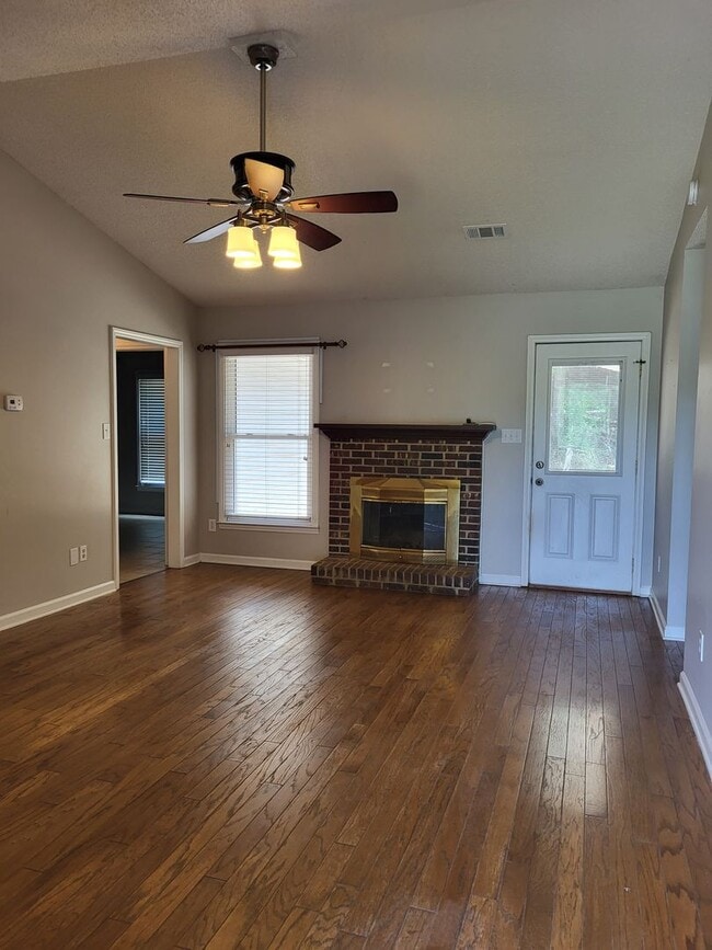 Building Photo - 3 bedroom home in Denver