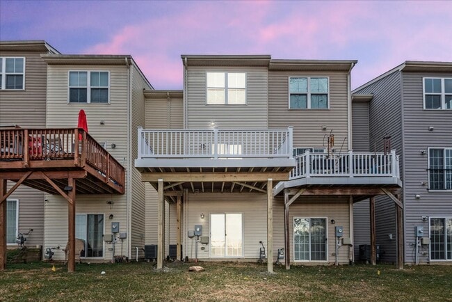 Building Photo - Commuter Friendly 3 Bed 3.5 Bath Townhome