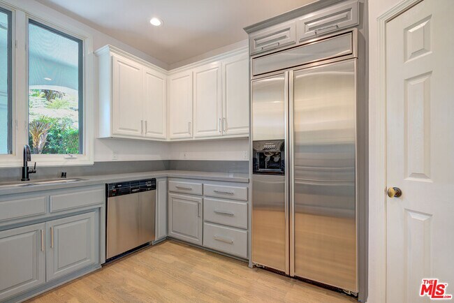 Building Photo - 858 N W Knoll Dr