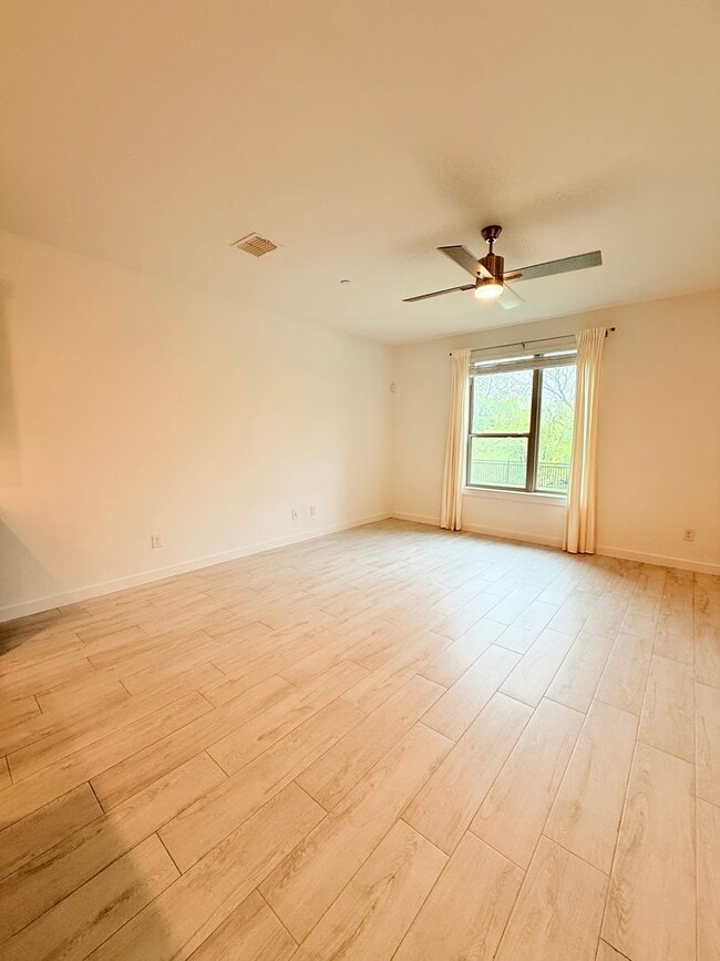 Building Photo - AVAILABLE NOW -Stunning 3-Bedroom Townhome Overlooking Greenbelt in Plano ISD 600 Collier Drive