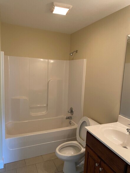 Building Photo - 1700 New Castle Dr NE
