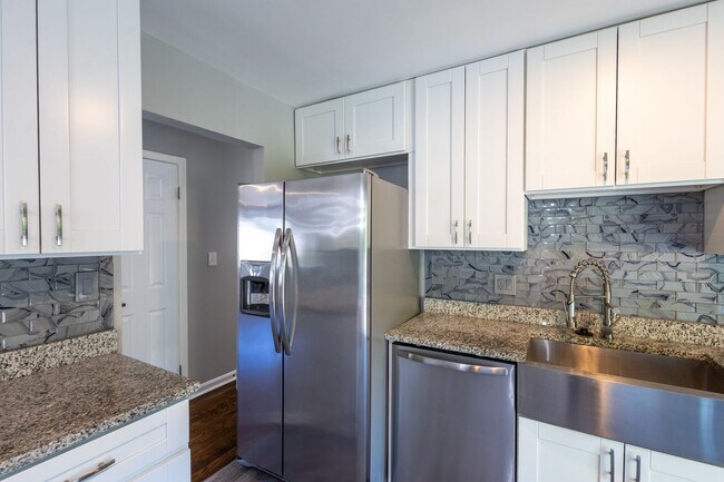 Building Photo - Amazing 5 BR/3 BA Single-Family Home in Te...