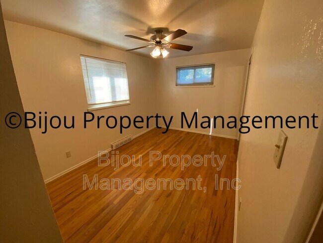 Building Photo - 916 Westmoor Dr