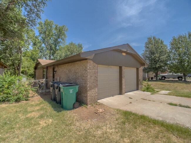 Building Photo - Charming 3 bedroom, 1.5 bath single-family home in a quiet northwest Oklahoma City neighborhood
