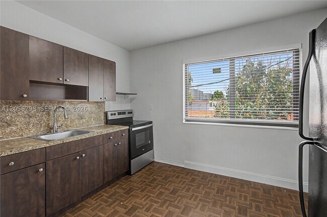 Building Photo - 600 SW 9th St