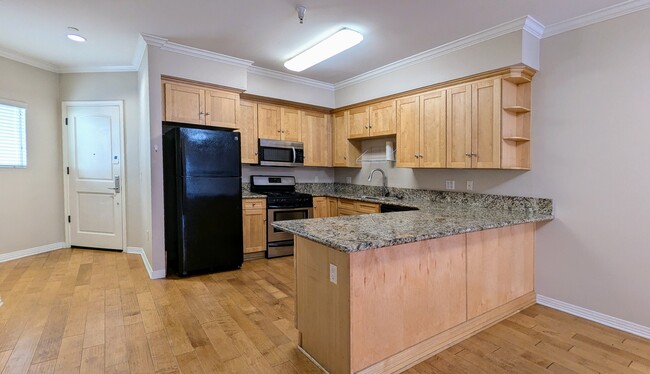 Entry, Kitchen - 214 S Alexandria Ave