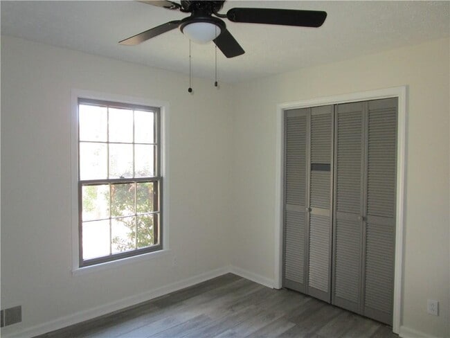 Building Photo - 3730 Newport Dr