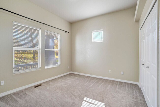 Building Photo - Main Level Living in Pine Creek...Views ar...