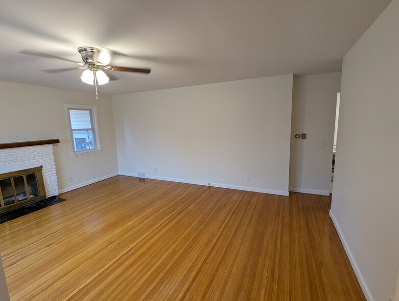 Building Photo - 486 Brookview Dr