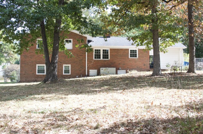 Building Photo - Super Southwest Durham home with fenced in...
