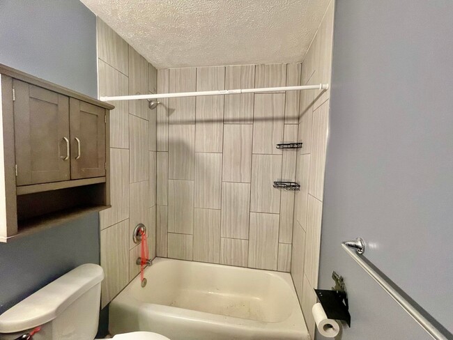 Building Photo - 3 Bed 1 Bath- South Park PA