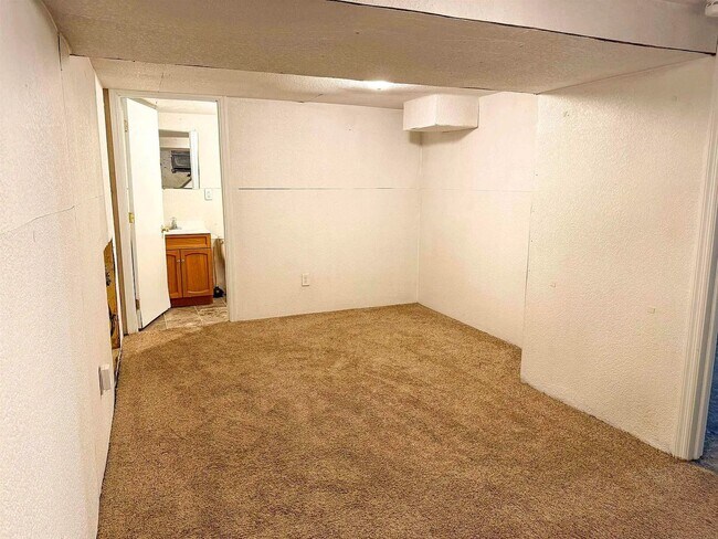 Building Photo - 4 Bedroom 1 Bath - Short term lease available contact for more information