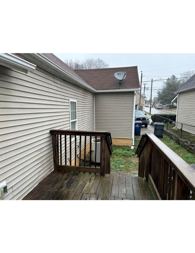 Building Photo - Downtown Beauty!