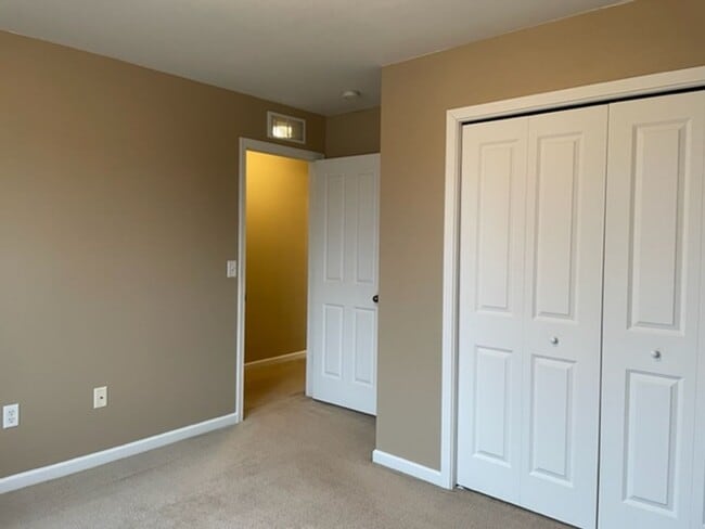 Building Photo - 4 Bedroom House Available August In Gilmor...