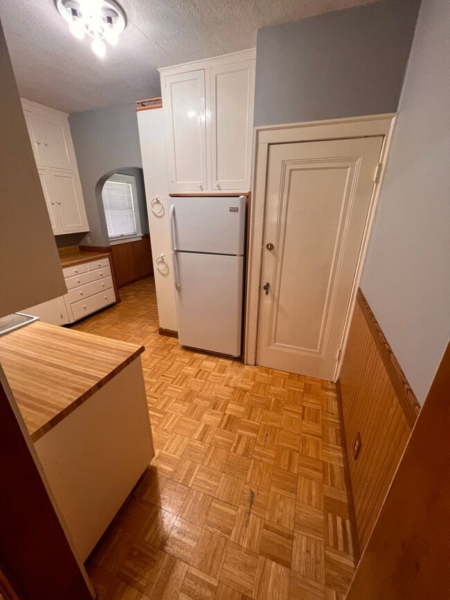 Building Photo - Spacious Home w/ Fenced Backyard