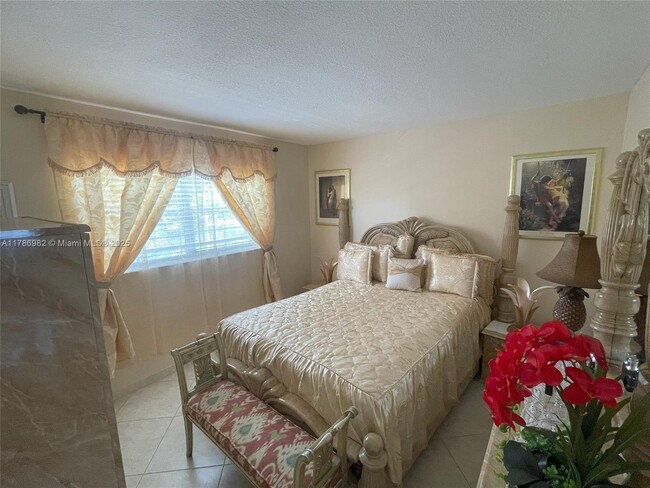 Building Photo - 5031 W Oakland Park Blvd