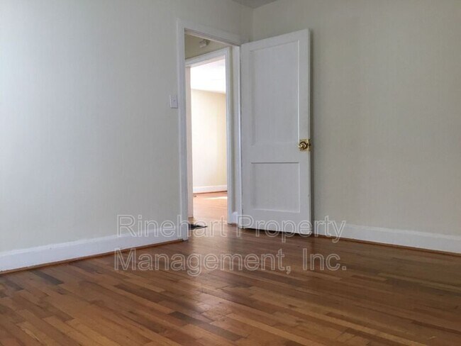 Building Photo - 868 Bradley St
