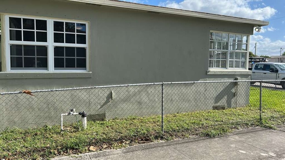 Building Photo - 2205 A E Isaacs Ave