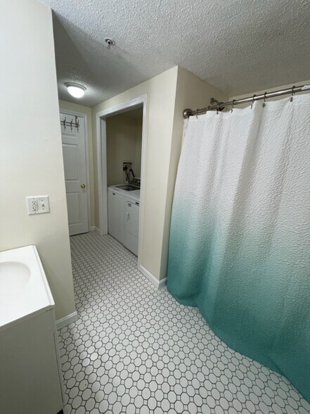 Full Bath with Laundry - 31 Devereux St