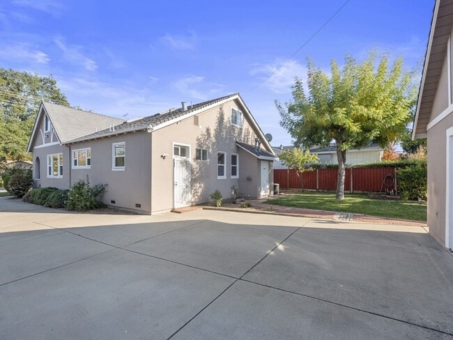Building Photo - Beautiful Home in Quaint Neighborhood